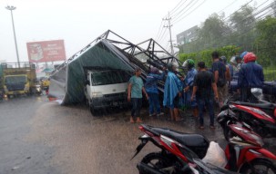 Reklame di Sidoarjo Roboh Diterjang Hujan Angin, Timpa 4 Motor dan 1 Mobil