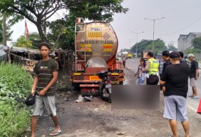 Wanita asal Malang Tewas Usai Motornya Tabrak Truk Parkir di Krian, Sidoarjo
