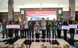Bupati Mundjidah Berikan Reward Dana Pendidikan Bagi Anggota Paskibraka Jombang
