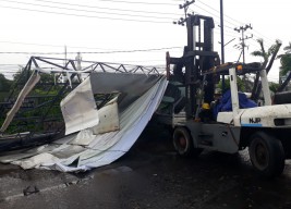 Reklame di Sidoarjo Roboh Timpa Motor dan Mobil, 1 Orang Terluka