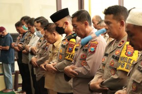 Polres Situbondo Salat Gaib dan Galang Donasi untuk Korban Gempa Cianjur