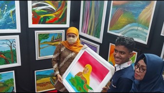 Kagumnya Khofifah Melihat Karya Pelukis Difabel dalam Pasar Seni Lukis Indonesia