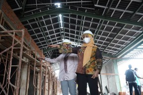 Ning Ita Sidak Proyek Tugu Alun-Alun dan Skywalk Mojokerto