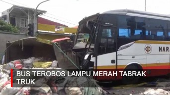 Video: Terobos Lampu Merah, Bus Tabrak Truk