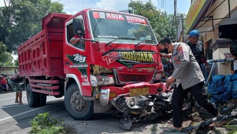 Truk Seruduk Polsek Diwek Jombang, Satu Luka Berat