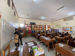 Kisah Guru Honorer Bergaji Rp200 Ribu di Kediri Rela Belikan Alat Sekolah Siswa