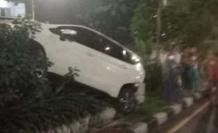 Diseruduk Nissan X-Trail, Mitsubishi Xpander Standing di Median Jalan
