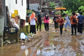 Novita Tinjau Lokasi Bencana Trenggalek: Bantu Memasak, Maksimalkan Bantuan