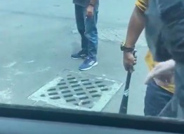 Viral Video Pria Berkacamata Dipukul Pakai Tongkat Baseball di Surabaya