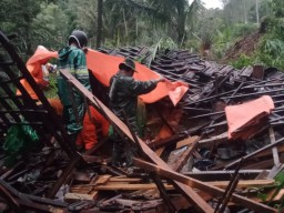Persiapan Yasinan, Rumah di Tulungagung Ambruk Tertimpa Longsor