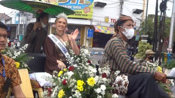 Wow! Miss Universe Switzerland Alia Guindi Meriahkan  Hari Jadi Tulungagung