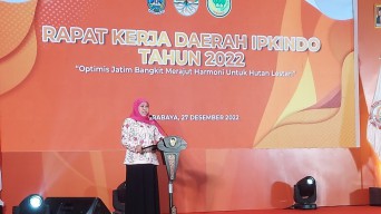 Khofifah Raih Penghargaan Pembina Penyuluh Kehutanan Terbaik