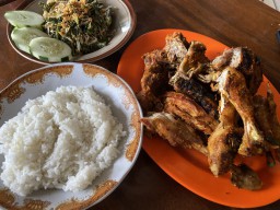 Pedasnya Ayam Panggang Mbak Roh di Kediri, Mau Coba?