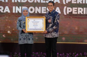 bankjatim Raih Penghargaan Bank Penyalur KUR Terbaik