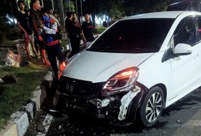 Mobil Brio Tabrak Trotoar di Surabaya, Cewek asal Kota Malang Terluka