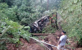 7 Orang Tewas Akibat Bus Pariwisata Masuk Jurang hingga Jembatan Ambrol