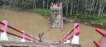 Jembatan di Pacitan Ambrol, Belasan Korban Jatuh Terbawa Arus Sungai