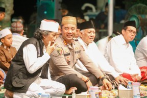 Haul Gus Dur ke-13, Polisi di Jombang Sinau Bareng Cak Nun