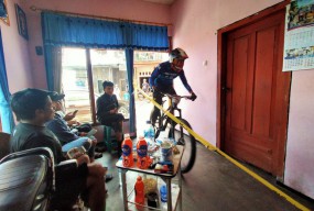 Serunya Downhill di Tengah Perkampungan Hingga Masuk Rumah Warga Kota Batu