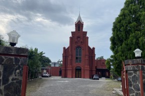 Gereja Merah, Landmark Kota Kediri Penyimpan Injil Kuno Berbahasa Belanda