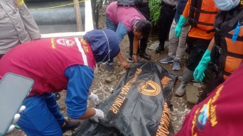 Pemancing Temukan Mayat Pria di Sungai Brantas Kediri, di Perutnya Ada Tali Biru