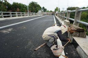 Tahap Akhir Pembangunan Jembatan Ngadi Penghubung Kediri-Tulungagung Dikebut