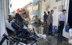 Truk Bermuatan Sofa di Mebel Nikimura Kediri Terbakar