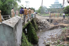 Wabup Jombang Sumrambah Tinjau Jembatan Rusak akibat Banjir