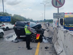 Pajero Tabrak Pembatas Jalan Tol Sumo, Satu Orang Tewas, 3 Terluka