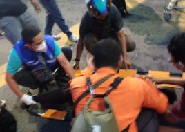 Diduga Terobos Traffic Light, Mobil Sigra di Surabaya Seruduk 3 Pemotor
