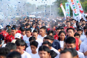 Ribuan Pelari Telusuri Landmark Kota di Banyuwangi Healthy Run 2022