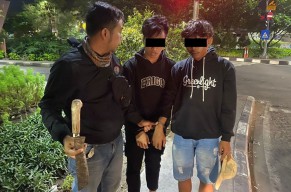 Diduga Komplotan Gangster, 2 Remaja Surabaya Bawa Golok Diciduk Polisi