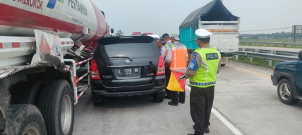 Sopir Ngantuk, Innova Tabrak Truk Pertamina di Tol Mojokerto
