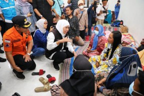 Tinjau Posko Korban Semeru, Khofifah Bagikan Bantuan untuk Pengungsi