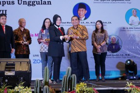 Untag Surabaya Raih 3 Anugerah Kampus Unggulan di Rakerpim LLDIKTI Tahun 2022