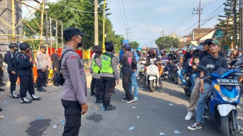 Aremania Sujud di Mako Brimob, Desak Penuntasan Tragedi Kanjuruhan