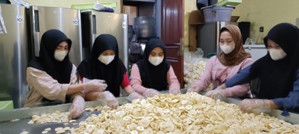Jelang Nataru Pesanan Keripik Buah di Kota Batu Meningkat Tajam