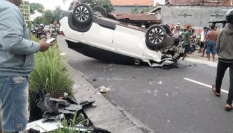 Oleng, Pengendara Honda Vario Tewas Tertabrak Mobil di Jombang