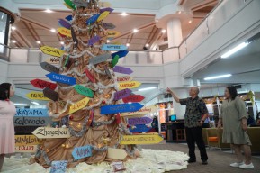 Menengok Pohon Natal dengan 148 Petunjuk Kota Besar Dunia di UK Petra Surabaya