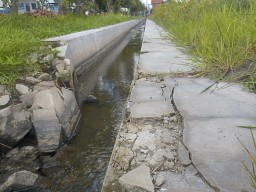 Belum Setahun Dibangun, Proyek Saluran Irigasi di Jombang Rusak