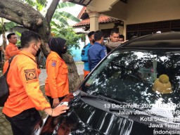 Herlina Panik! Balita Terjebak Dalam Mobil, Petugas Gercep Pecahkan Kaca
