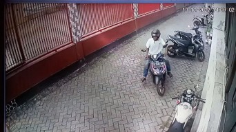 Hanya Hitungan Detik, Pencuri Gasak Motor Pelajar di Kafe Seduri Mojokerto