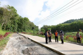 Bupati Ipuk Cek Pembangunan Jalan di Pesanggaran: 7,9 Km Dibeton, 6,2 Km Diaspal