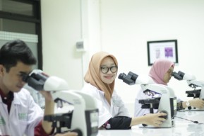 Angkatan Pertama Fakultas Kedokteran UM Surabaya Lulus 100 Persen Ujian Profesi