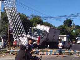 Simpang Lima Gumul Bersolek, Pria Dibegal, Nyelonong Tabrak Taman