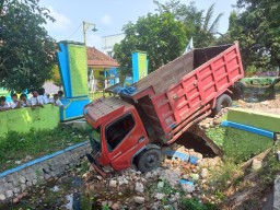 Dump Truck Seruduk 5 Kendaraan di Jombang, 4 Orang Dilaporkan Terluka