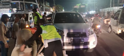 Toyota Rush Tabrak Median Jalan di Mojokerto, Sopir Meninggal Dunia