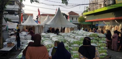 Kendalikan Harga Pangan, Pemprov Jatim Gelontorkan 300 Ton Beras