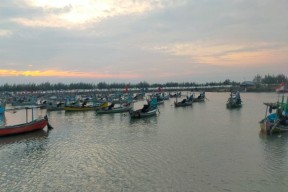 Cuaca Buruk, Perahu Nelayan Lamongan Rusak Dihantam Ombak