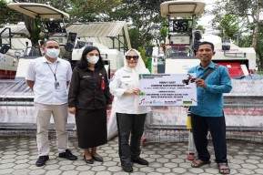 Serahkan 17 Unit Mesin Panen Padi, Ini Harapan Bupati Bojonegoro